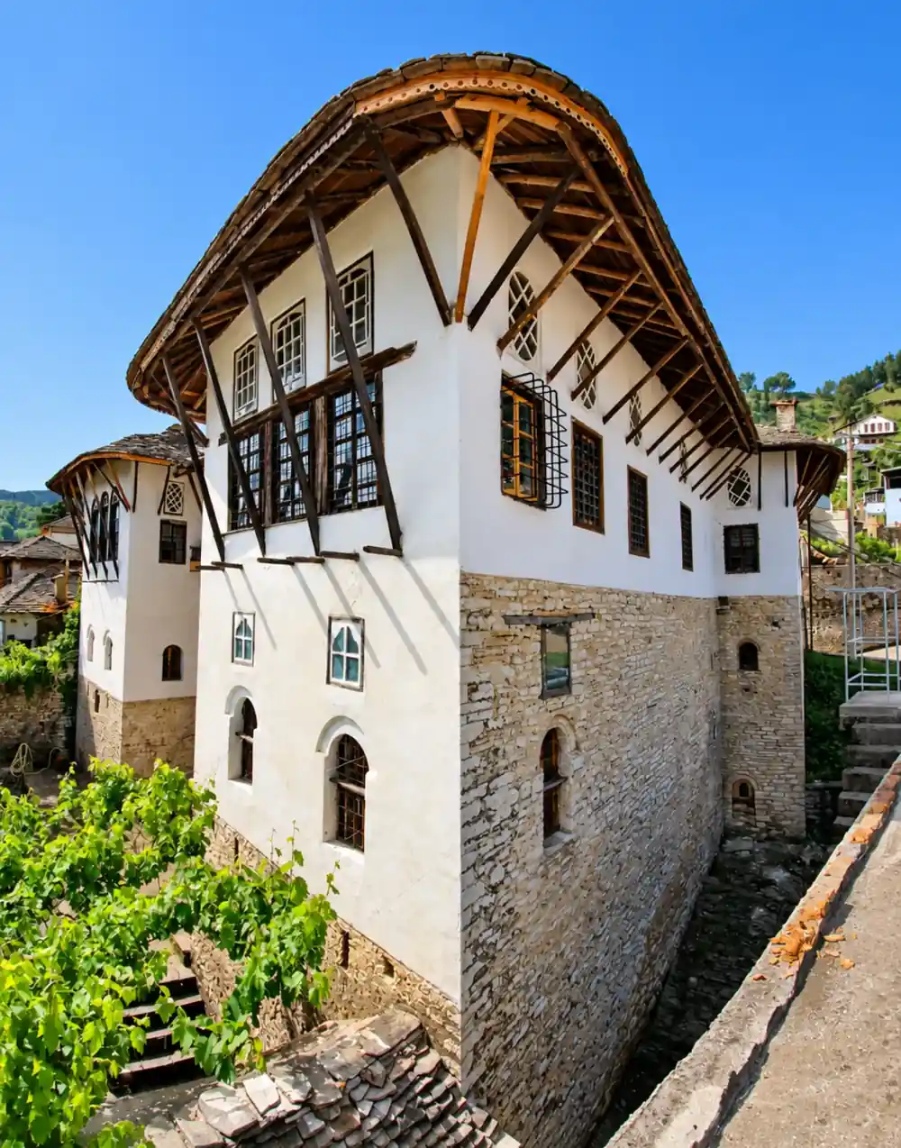 Shtëpi-kullë tradicionale e Gjirokastrës me mure të bardha dhe çati prej guri