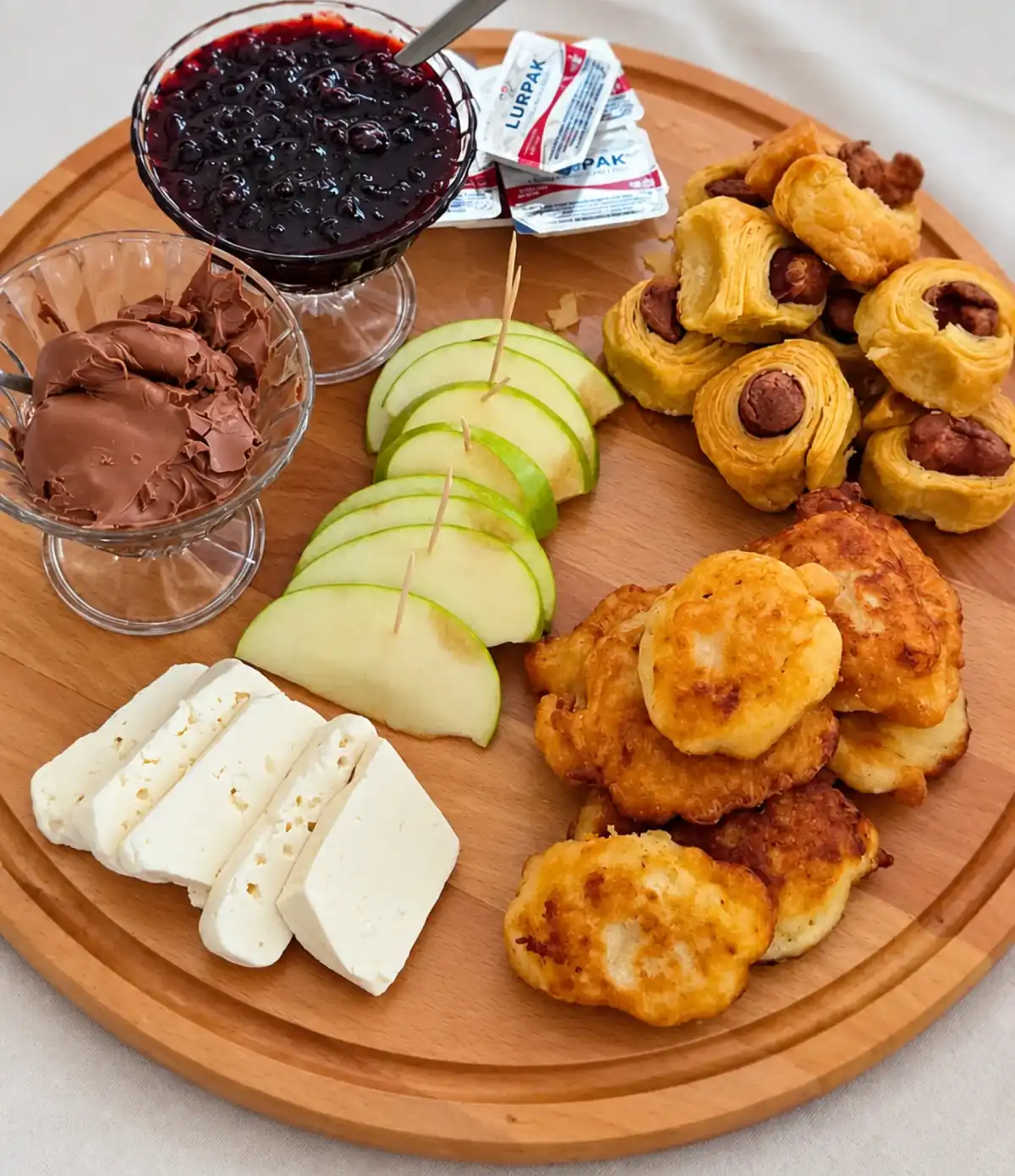 Pjatë mëngjesi me pasta, djathë, fruta dhe reçel